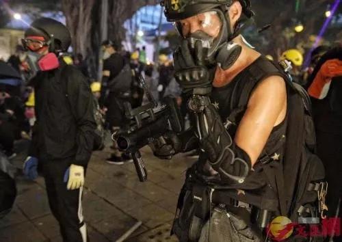 暴徒手持仿制氣槍,準備發(fā)射。圖片來源:大公文匯全媒體記者攝 點擊進入下一頁