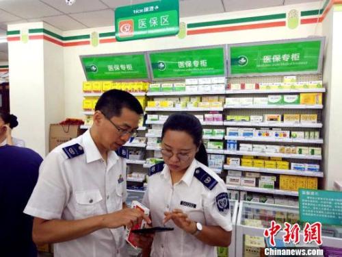 資料圖:天津市場(chǎng)監(jiān)管委工作人員在檢查藥品!埖勒 攝 點(diǎn)擊進(jìn)入下一頁(yè)