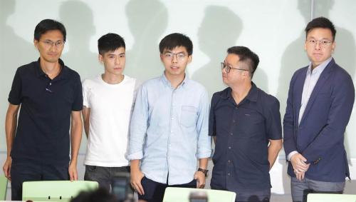 黃之峰(中)、朱凱迪(左一)和岑敖暉(左二)勾結(jié)臺(tái)灣民進(jìn)黨。與林飛帆會(huì)面(右一)。圖片來源:臺(tái)灣《中時(shí)電子報(bào)》/季志翔 攝 點(diǎn)擊進(jìn)入下一頁