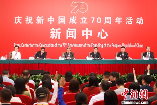 9月26日,慶祝中華人民共和國成立70周年活動新聞中心在北京舉辦第二場新聞發(fā)布會。教育部、民政部、人力資源和社會保障部、住房和城鄉(xiāng)建設(shè)部、國家衛(wèi)生健康委員會五個(gè)部委的“掌門人”共同亮相。<a target='_blank' href='http://www.chinanews.com/'>中新社記者 韓海丹 攝 點(diǎn)擊進(jìn)入下一頁