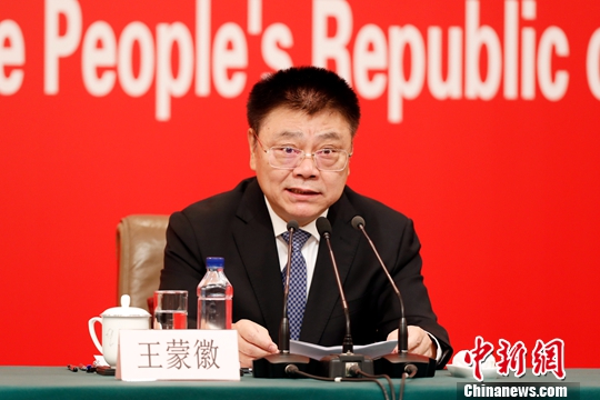 9月26日,中國住房和城鄉(xiāng)建設(shè)部部長王蒙徽在北京表示,將加快完善住房保障體系和住房市場體系,加快解決城鎮(zhèn)中低收入居民,特別是新市民住房問題。當(dāng)日,慶祝中華人民共和國成立70周年活動新聞中心舉辦第二場新聞發(fā)布會,請王蒙徽等介紹滿足人民新期待,在發(fā)展中保障和改善民生的情況。<a target='_blank' href='http://www.chinanews.com/'>中新社記者 韓海丹 攝 點(diǎn)擊進(jìn)入下一頁