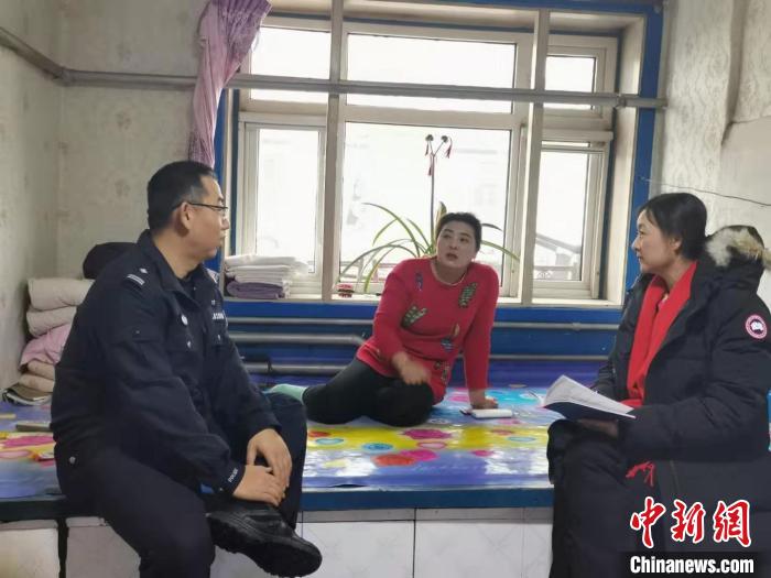 北極邊境派出所民警賈晨翔上門(mén)為村民服務(wù)。 姜輝 攝 北極邊境派出所民警賈晨翔上門(mén)為村民服務(wù)!〗x 攝