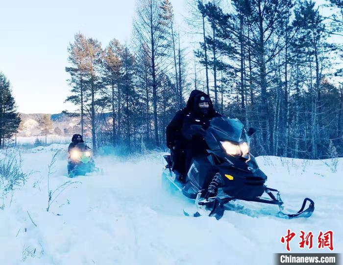 北極邊境派出所民警乘雪地摩托巡邏邊境線!垎 攝 北極邊境派出所民警乘雪地摩托巡邏邊境線!垎 攝
