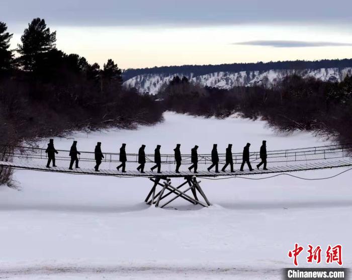 北極邊境派出所民警冒雪巡邏!垎 攝 北極邊境派出所民警冒雪巡邏!垎 攝