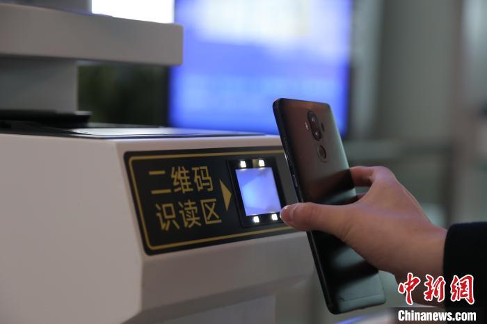 圖為旅客使用客票二維碼檢票乘車!〉詾 攝 圖為旅客使用客票二維碼檢票乘車!〉詾 攝